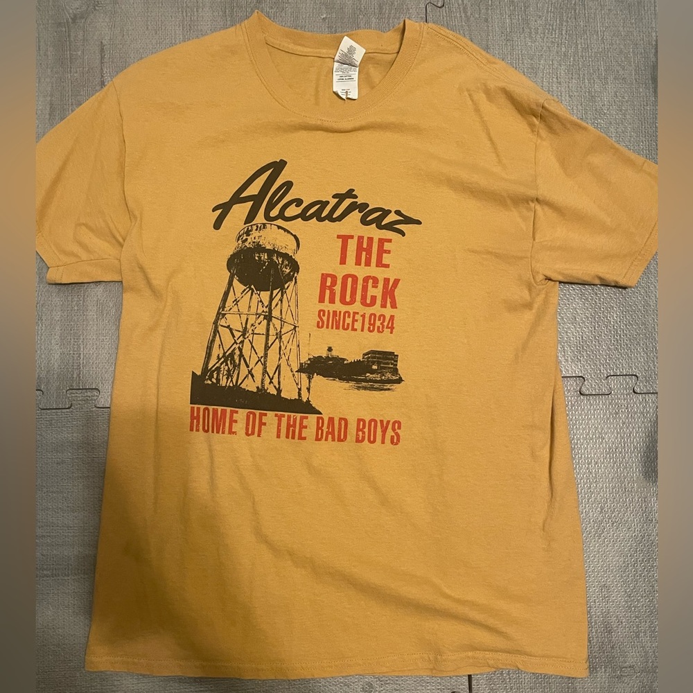 Mens size Large Alcatraz ‘Home Of The Bad Boys’ souvenir T-shirt.